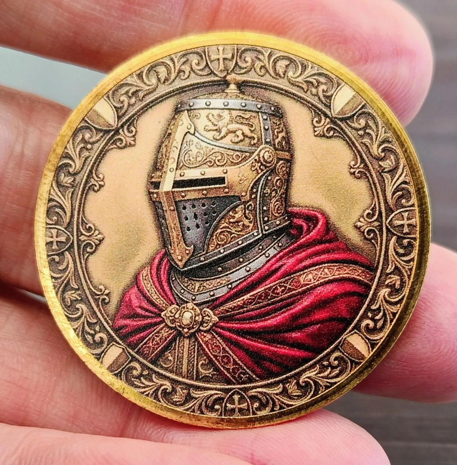 Très belle médaille chevalier, armure, blason, devise Diamètre 4cm